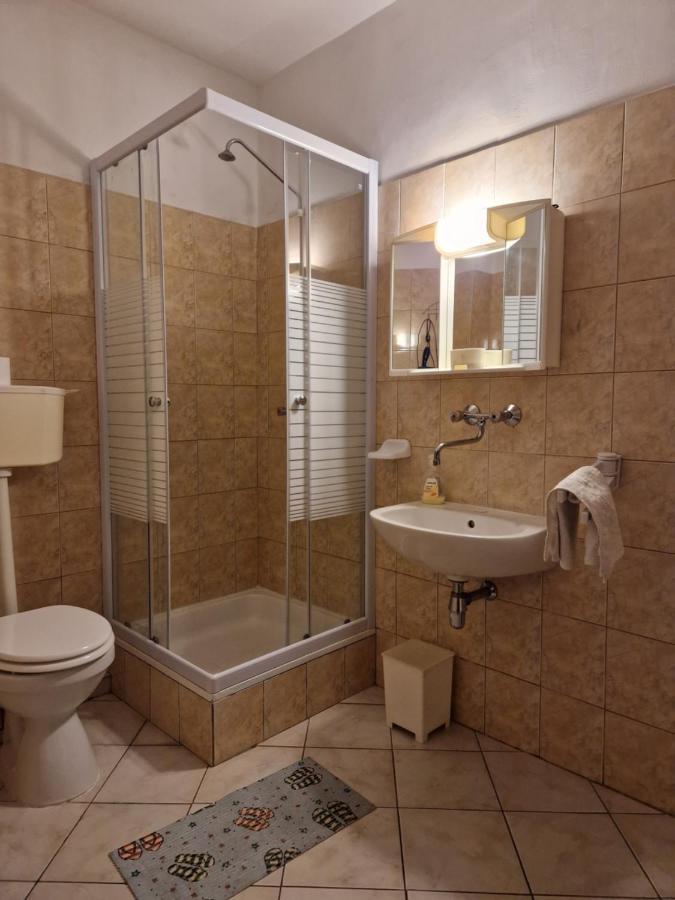 Roza Hotel Es Apartmanhaz Esztergom Eksteriør billede