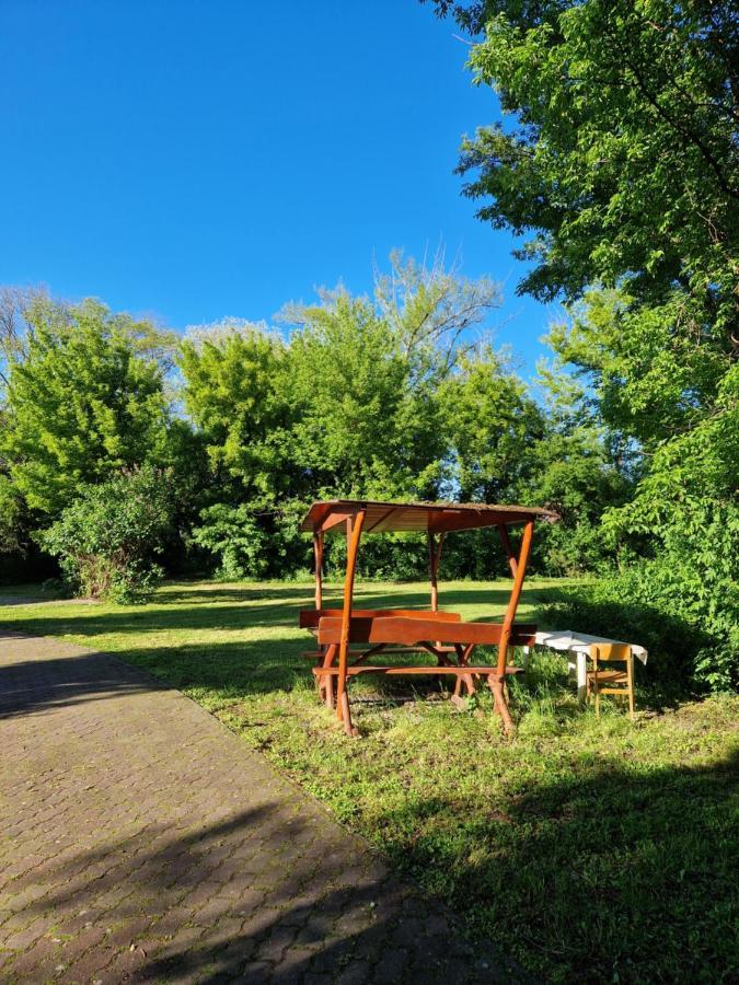 Roza Hotel Es Apartmanhaz Esztergom Eksteriør billede