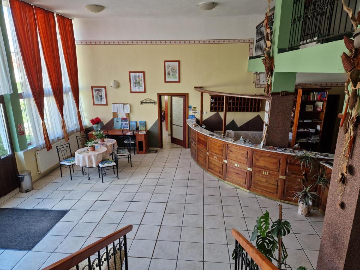 Roza Hotel Es Apartmanhaz Esztergom Eksteriør billede