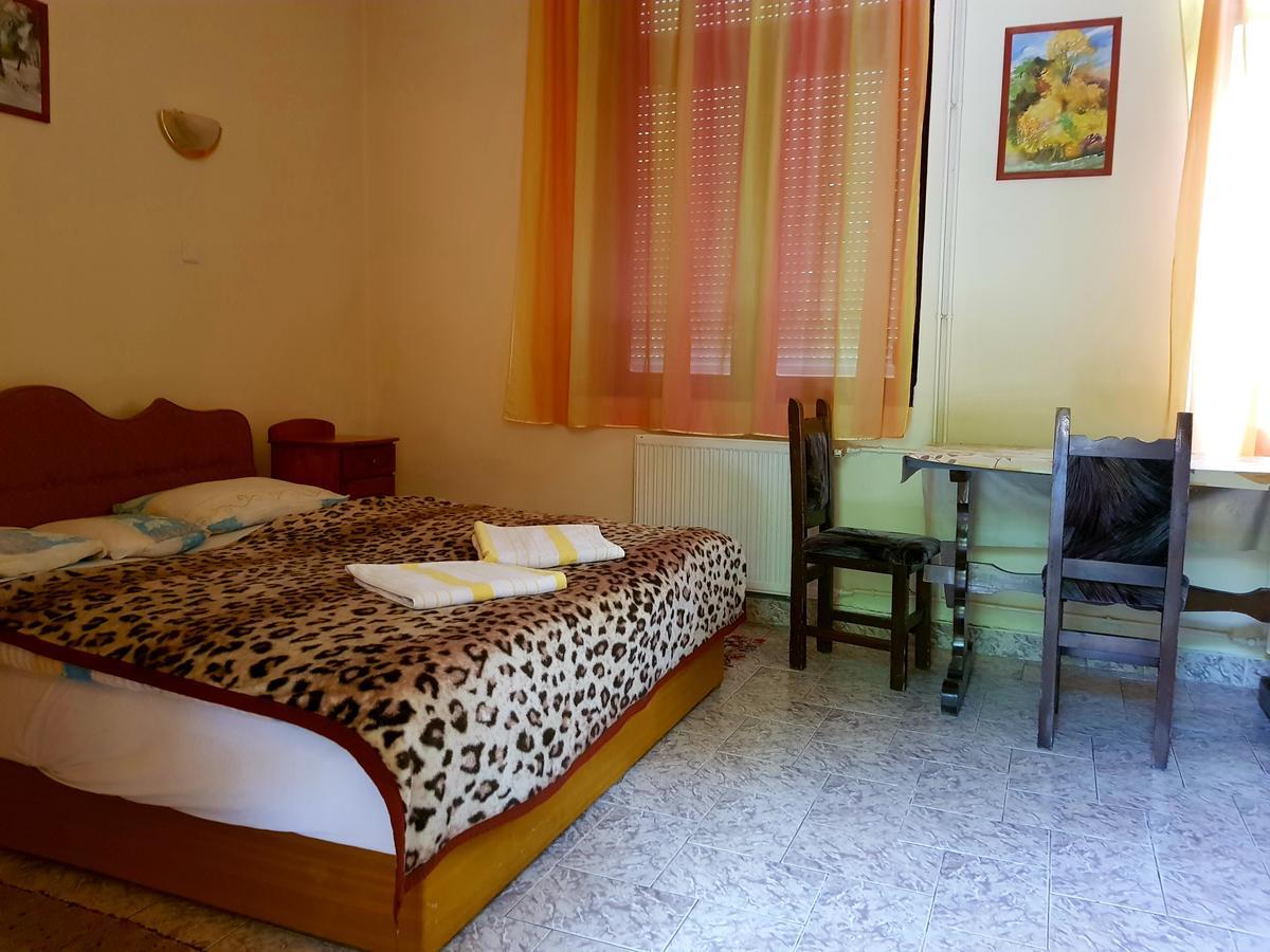 Roza Hotel Es Apartmanhaz Esztergom Eksteriør billede