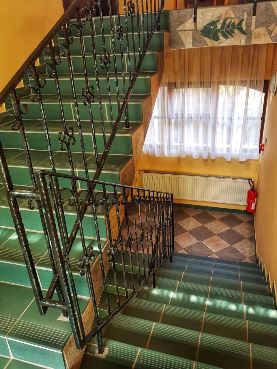 Roza Hotel Es Apartmanhaz Esztergom Eksteriør billede