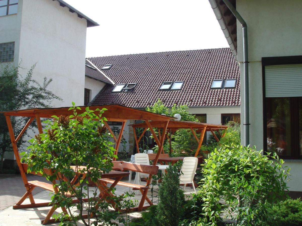 Roza Hotel Es Apartmanhaz Esztergom Eksteriør billede